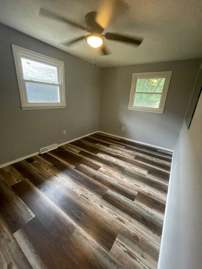 Building Photo - 3 Bed 2 Bath Carport Available 8-11-2025!!