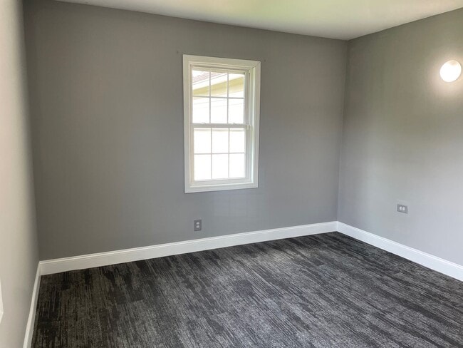 Building Photo - 3-4 Bed with 2 full baths and 2 car garage...