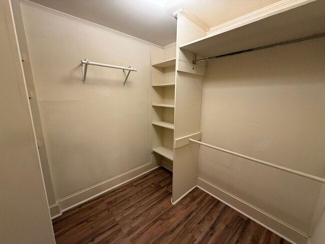 Building Photo - Beautiful 3 Bedroom Apartment