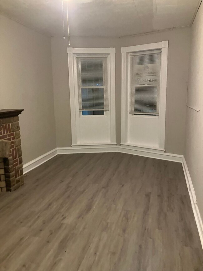 Building Photo - 7 Bedrooms 3.5 Bathrooms