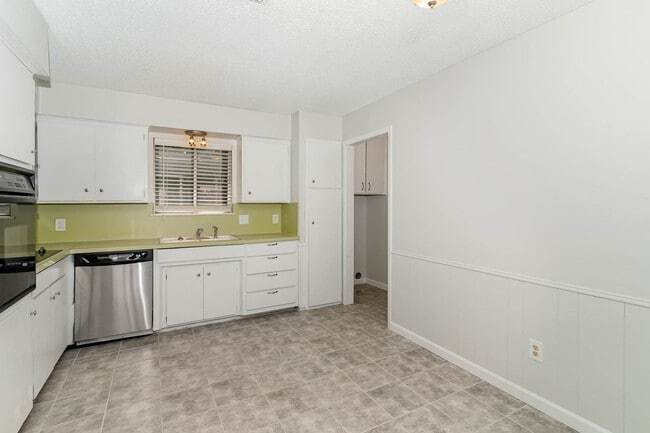 Building Photo - Single-Story Gem with Vaulted Ceilings and...
