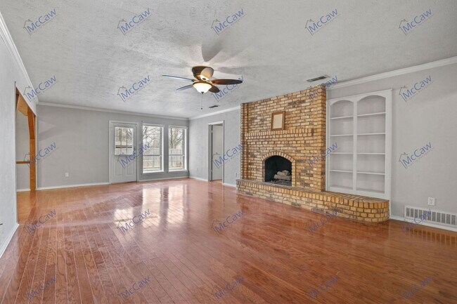 Building Photo - 213 Gregory Dr