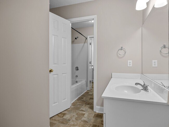 Building Photo - Freshly Renovated 2 BR, 2.5 BA Townhome Ce...