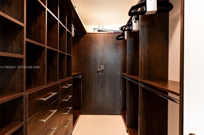 Building Photo - 15901 Collins Ave