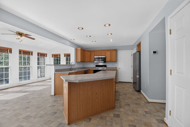 Building Photo - Meticulously maintained & spacious 4 Bd/2 full & 2 half bath home  Home in Dawson's Landing - Pet...