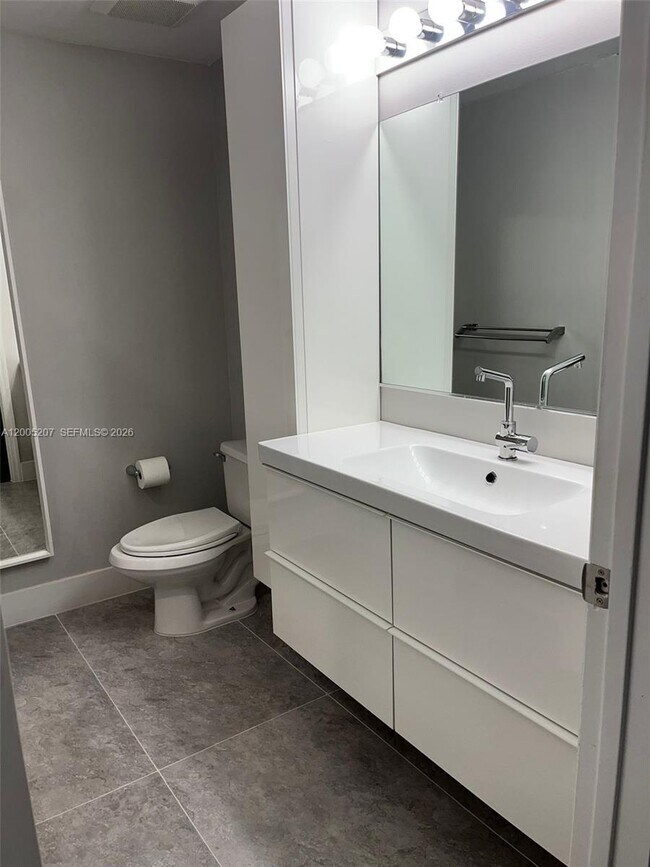 Building Photo - 1844 Salerno Cir