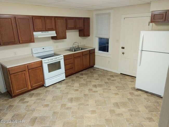 Building Photo - Spacious home