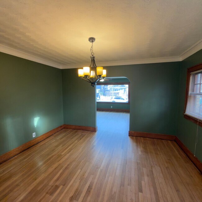 Building Photo - Charming 4 Bedroom on the SE Side!