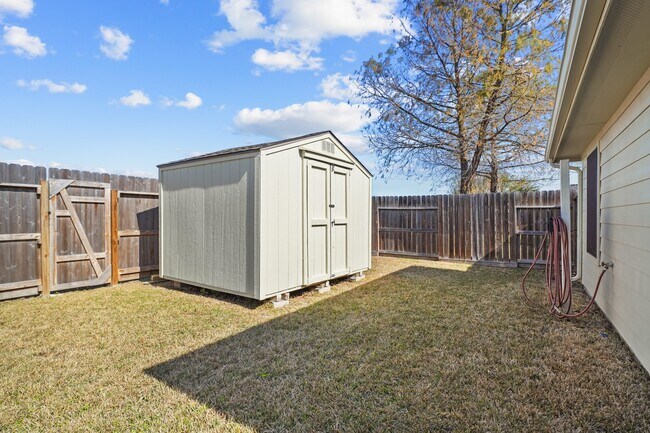 Building Photo - 5811 Vineyard Hill Dr