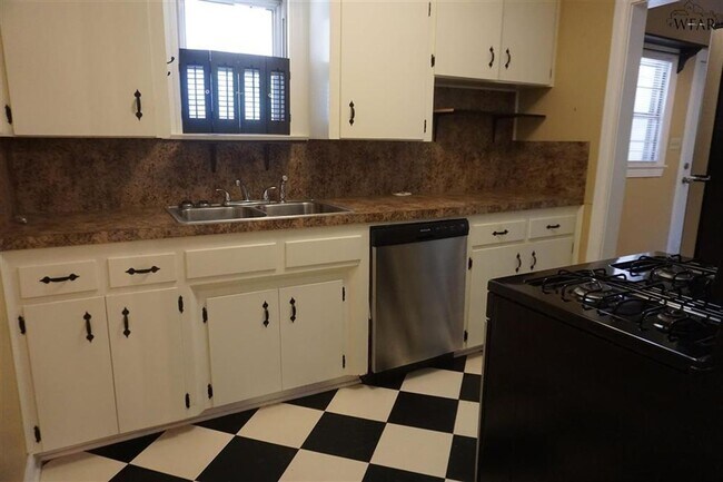 Building Photo - 3 Bed 2 Bath Brook Village Home