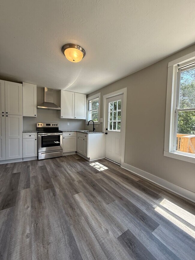 Building Photo - Newly Renovated 2 Bed/1 Bath Cottage