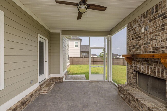 Building Photo - Like New Home in Evans