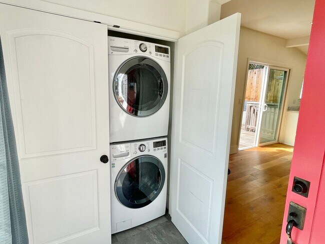 Building Photo - Remodeled Off Street Cottage 2BR/1BA Priva...