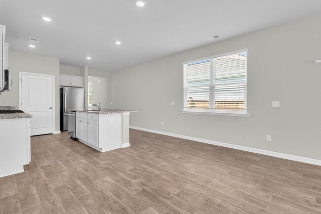 Building Photo - Modern Comfort in the Heart of Ladson