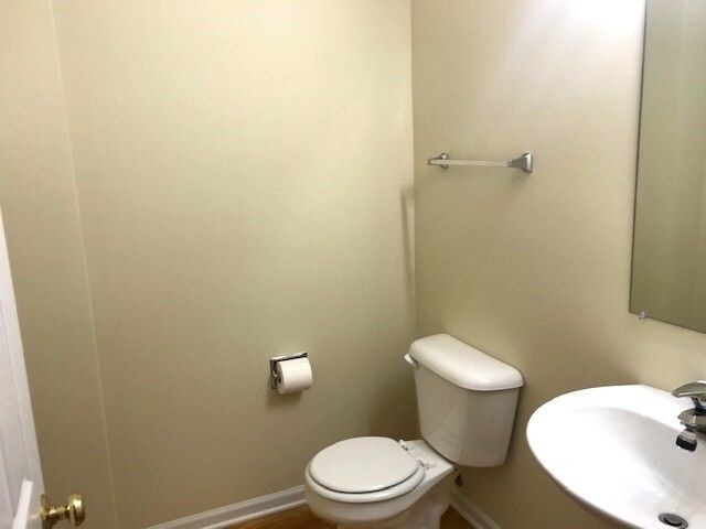 Building Photo - 2440 Oneida Ln