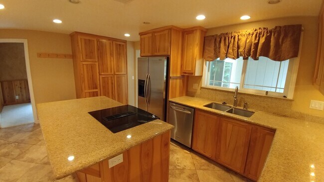 Building Photo - Gorgeous Home with Granite Counters and Custom Built-ins!