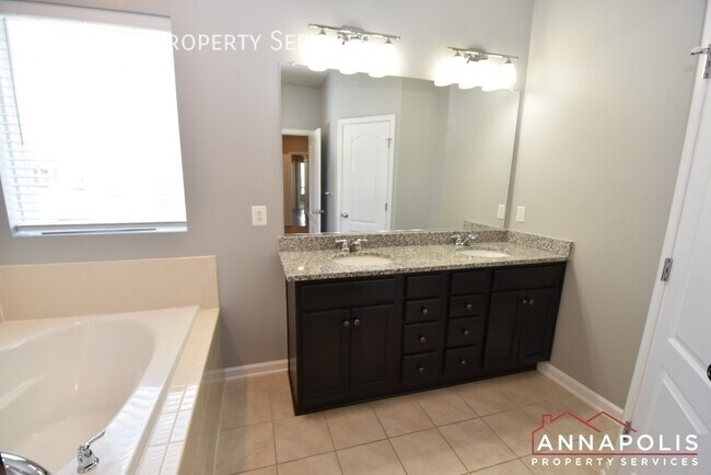 Building Photo - 8289 Meadowood Dr