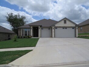 Building Photo - "Charming 4-Bedroom Retreat with Granite Elegance & Cozy Fireplace in Killeen!"