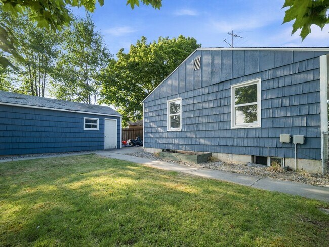 Building Photo - 6011 N Braeburn Dr
