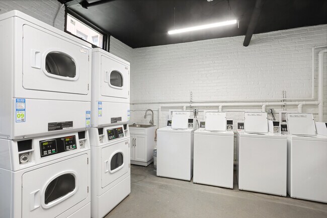 Building Photo - 1552 1/2 W Juneway Terrace