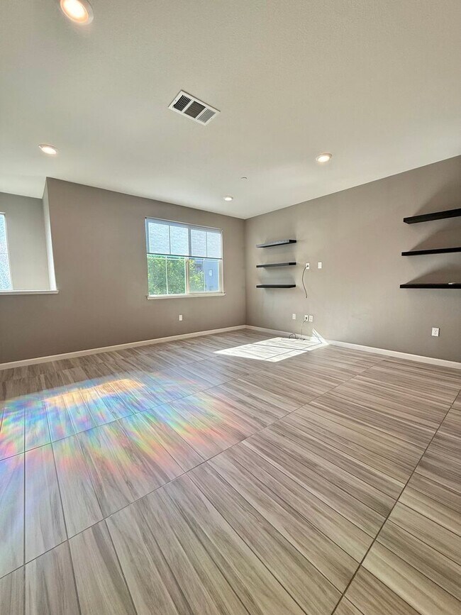 Building Photo - Beautiful 4 Bedroom, 3.5 Bathroom Home in Desirable Communication Hills