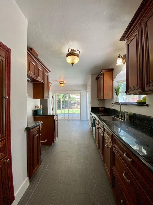 Building Photo - Charming 3 Bedroom in Historical Tower District