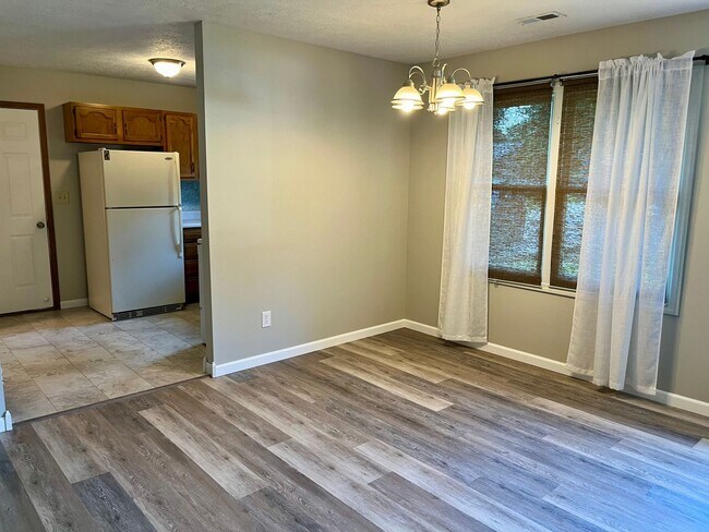 Building Photo - 644 Tamarach Dr