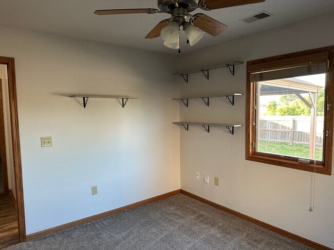 Building Photo - GREAT FAMILY HOME!