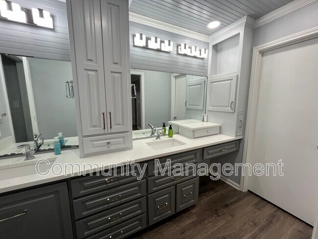 Building Photo - 13741 Willowridge Ave