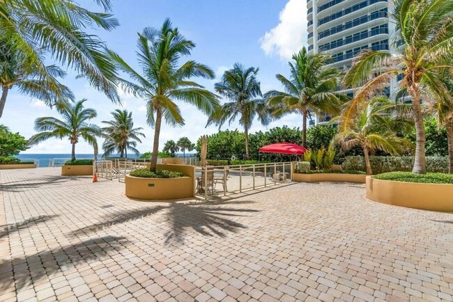 Building Photo - 1/1 Condo on the Beach