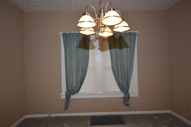 Building Photo - 2837 Hyde Park Plz