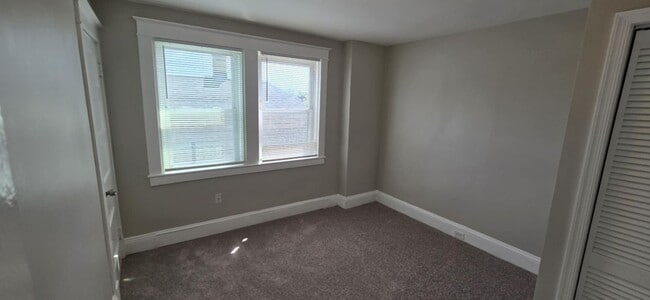 Building Photo - Huge 3-level 3 Bedroom - 2,500 sq/ft!