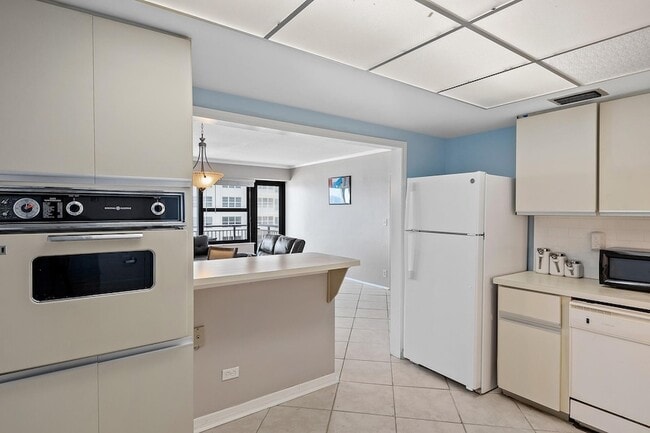 Building Photo - 3800 Galt Ocean Dr