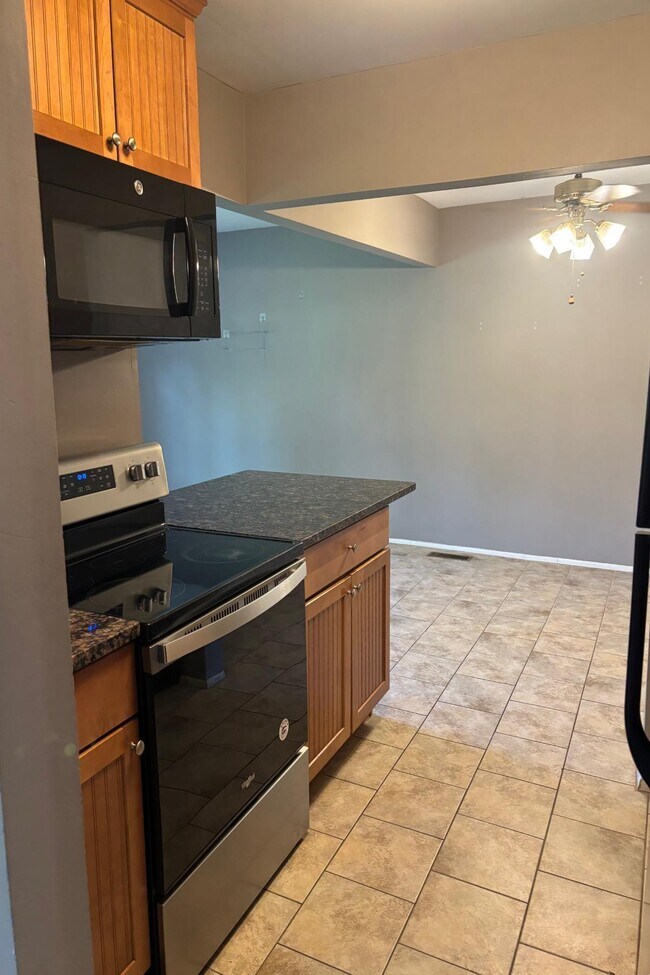 Building Photo - 689 E Fox Hills Dr