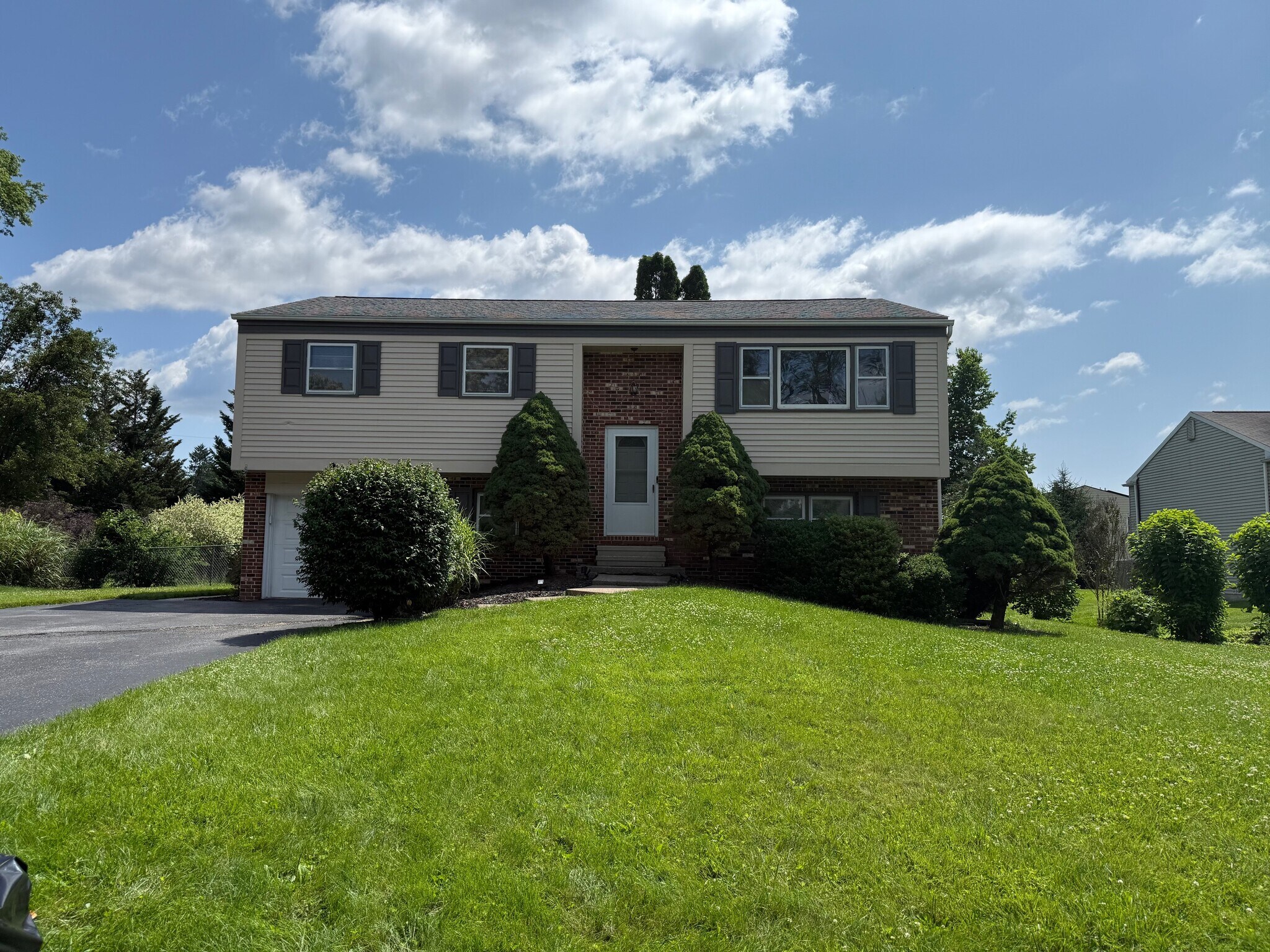 Building Photo - 906 Willcliff Dr