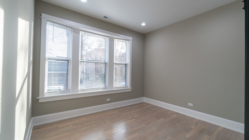 Building Photo - 5404 N Paulina St