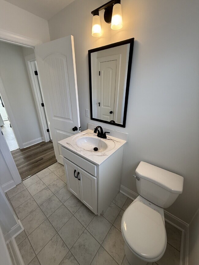 Building Photo - 15 Maple St