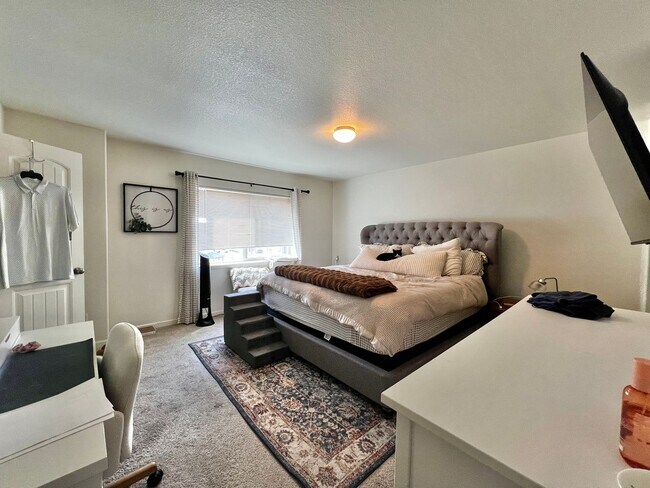 Building Photo - 2 Bedroom 2.5 bathroom Townhouse in Greeley