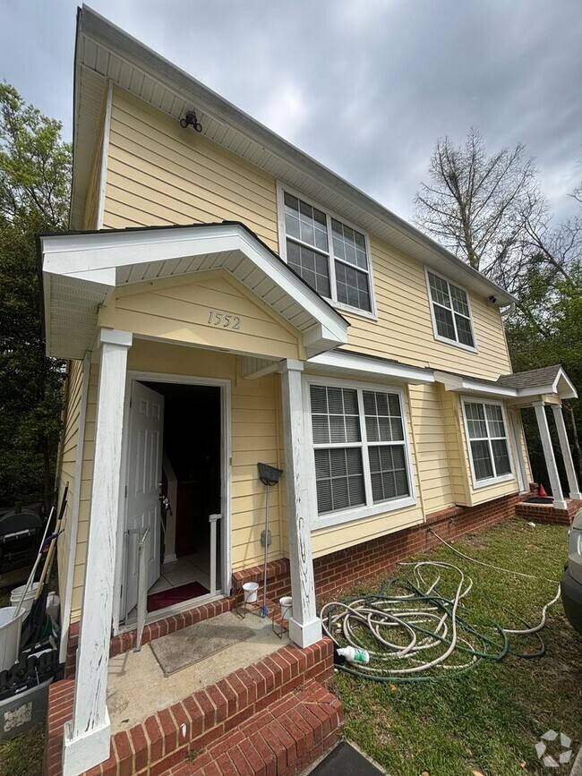 Building Photo - Awesome 3x3 Townhouse with Private Driveway!