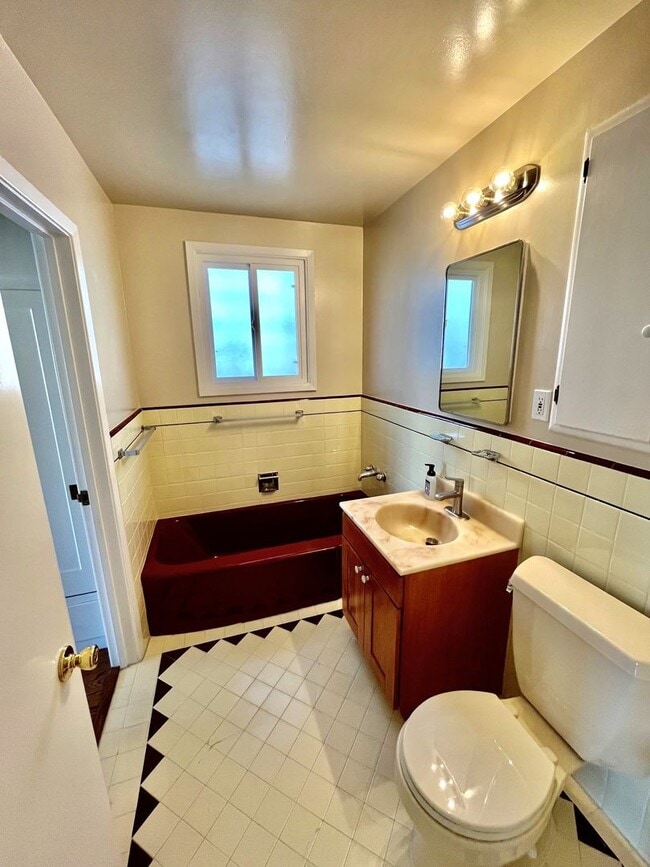 Building Photo - GORGEOUS, BEAUTIFULLY MAINTAINED 3 BED/2 B...