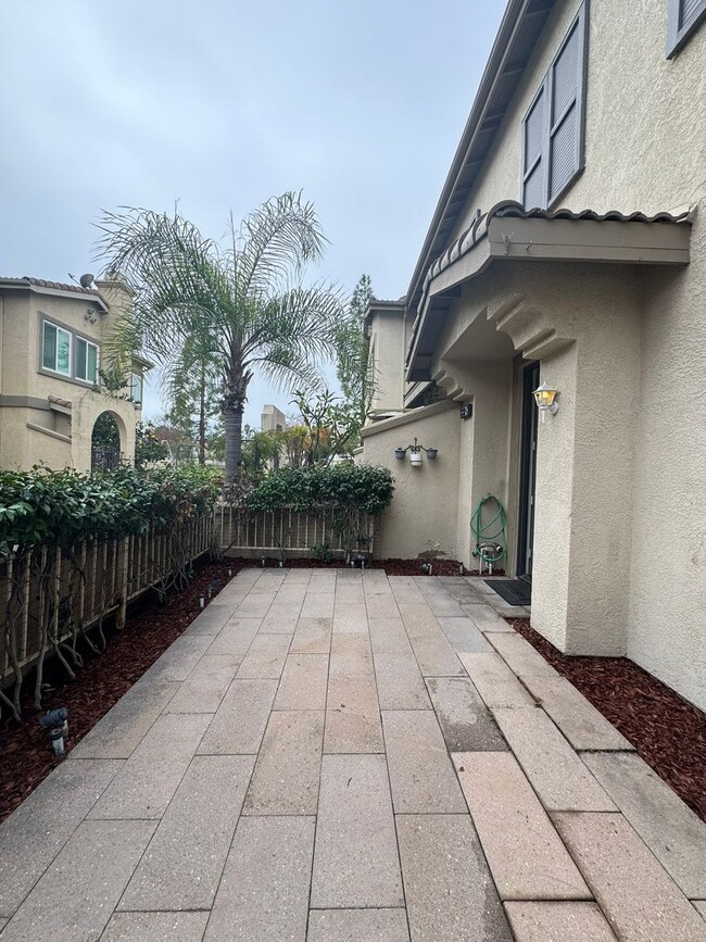 Building Photo - 3 Bed 2.5 Bath Townhome in Orange