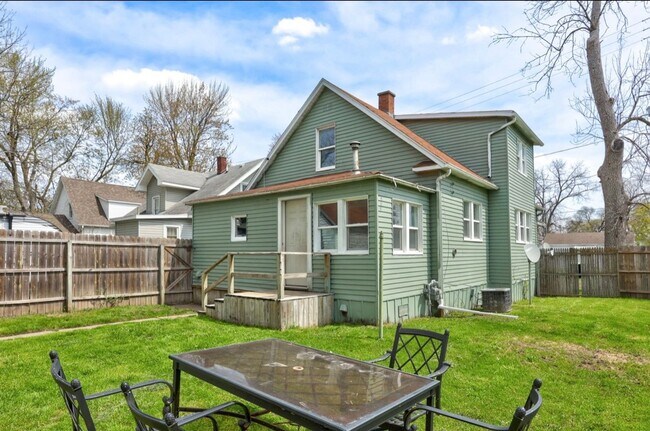 Building Photo - Spacious 4 Bed / 1 Bath Home in Carrollton Township!