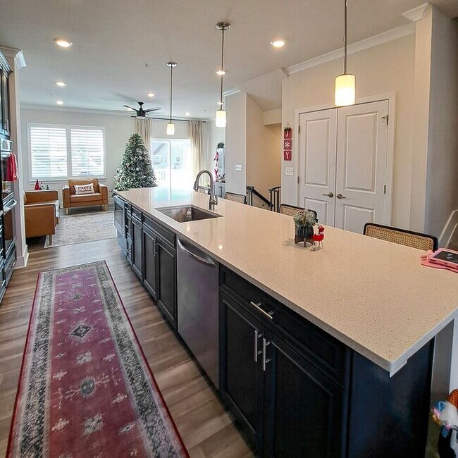 Building Photo - Gorgeous 4-Level Townhome with Rooftop Ter...