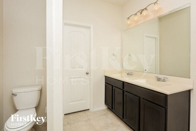 Building Photo - 529 Saguaro Dr