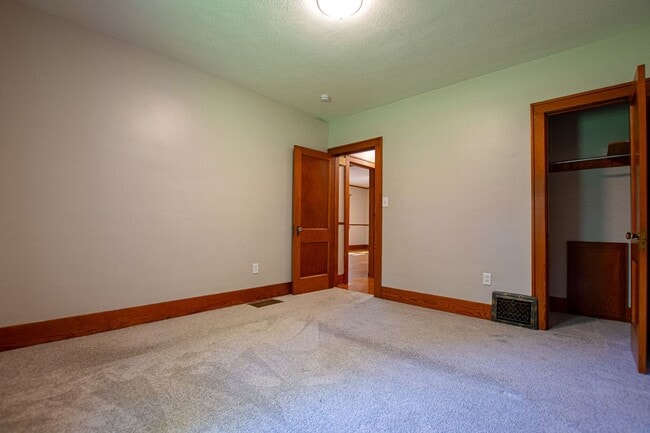 Building Photo - 3 Bedroom / 1 Bath Home with Washer/Dryer ...