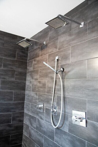 Building Photo - 916 W Drew St