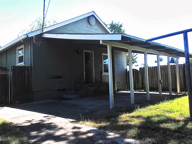 Building Photo - 3 Bedroom House, Available Now!