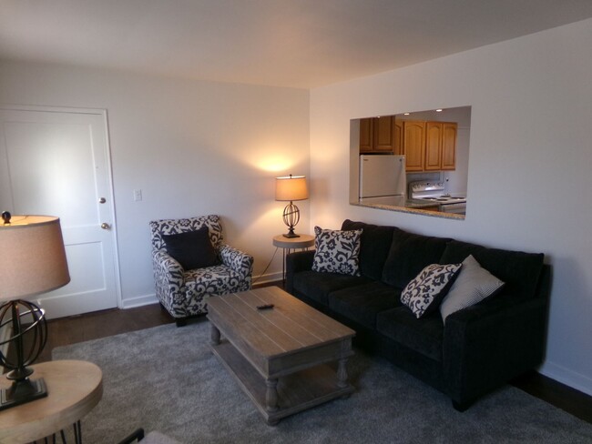 Building Photo - Furnished unit