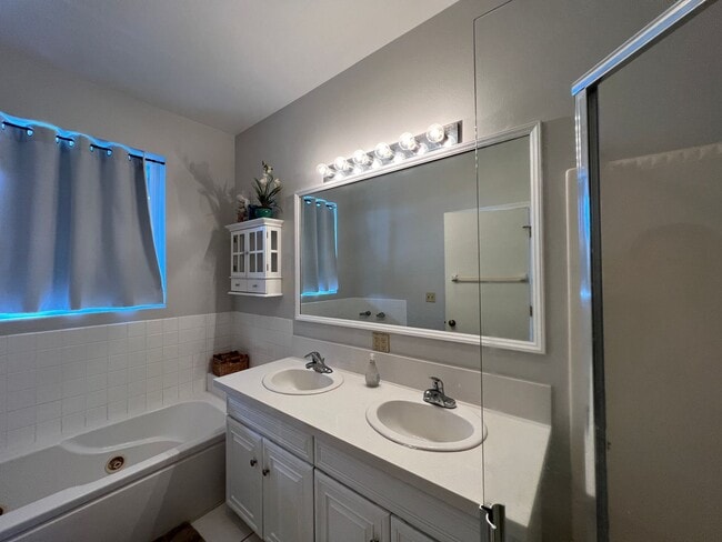 Building Photo - 864 Aalapapa Dr