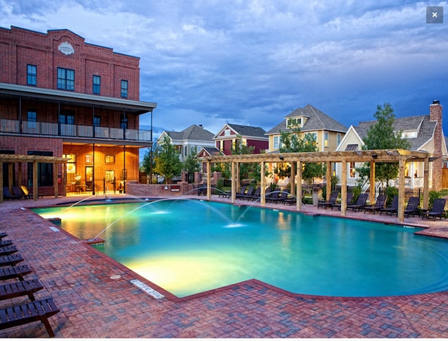 Building Photo - Extra large 4 berm 3.5 bath townhome in Vi...
